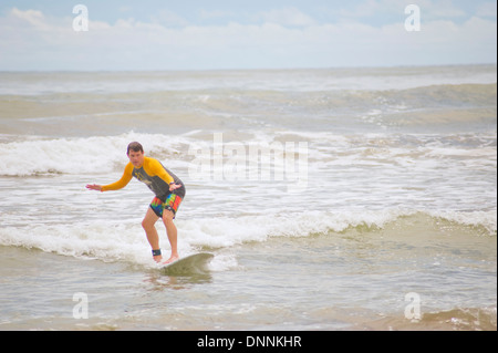 Surf sulle spiagge di Dominical, Costa Rica Foto Stock