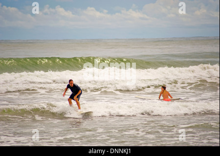 Surf sulle spiagge di Dominical, Costa Rica Foto Stock