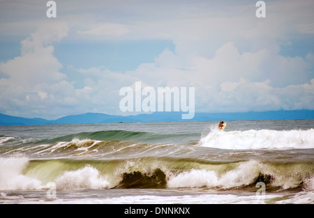 Surf sulle spiagge di Dominical, Costa Rica Foto Stock