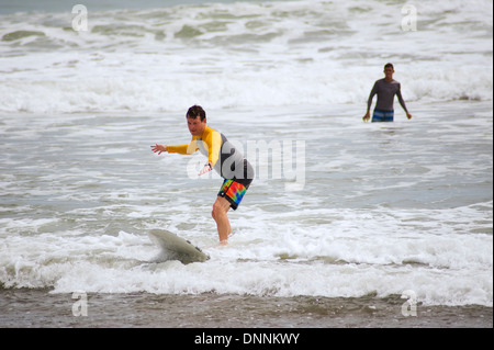 Surf sulle spiagge di Dominical, Costa Rica Foto Stock