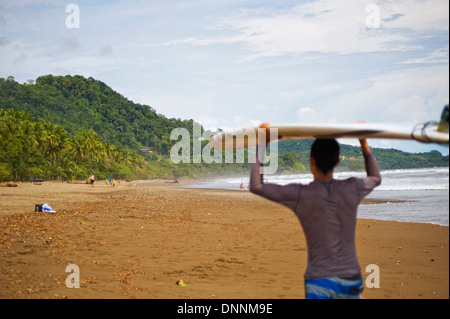 Surf sulle spiagge di Dominical, Costa Rica Foto Stock