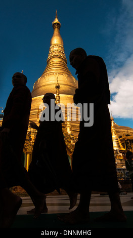 I monaci buddisti a piedi dalla Shwadagon pagoda di Yangon. Foto Stock