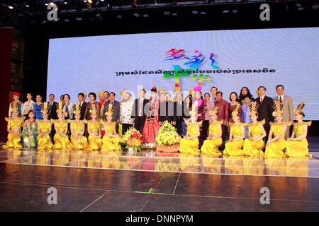 Phnom Penh Cambogia. 3 gennaio, 2014. Artisti cinesi rappresentano per le foto con i cinesi e i funzionari cambogiani dopo uno show a Phnom Penh in Cambogia, Gen 2, 2014. La Cina l'arte etnica Troupe del giovedì sera ha presentato una brillante performance culturale nella capitale cambogiana per promuovere i legami culturali tra i due paesi. © Sovannara/Xinhua/Alamy Live News Foto Stock