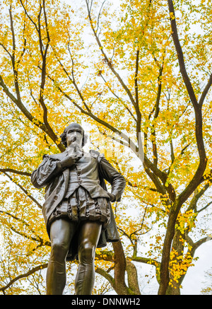 Stati Uniti d'America, New York City, William Shakespeare statua in Central Park Foto Stock