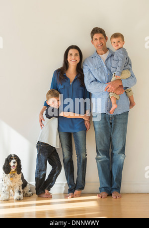 Ritratto di genitori con due figli (12-17 mesi, 6-7) e cane Foto Stock