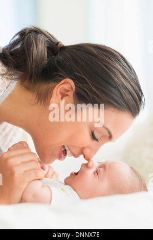 La madre gioca con baby boy (2-5 mesi) Foto Stock