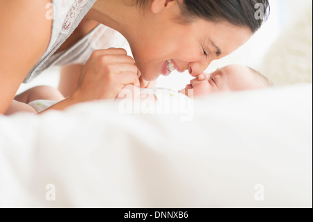 La madre gioca con baby boy (2-5 mesi) Foto Stock