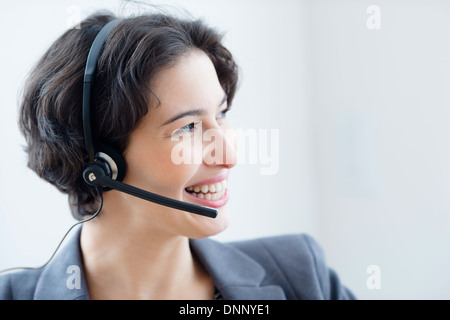 Imprenditrice di indossare le cuffie Foto Stock