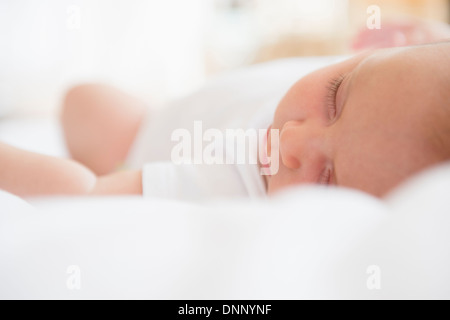 Baby girl (2-5 mesi) dormire nel letto Foto Stock