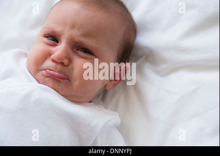 Baby girl (2-5 mesi) a piangere Foto Stock