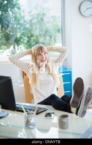 Designer femmina rilassante in ufficio Foto Stock