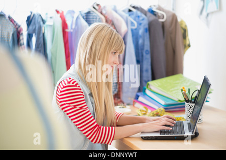 Professionisti creativi utilizzando laptop in studio Foto Stock