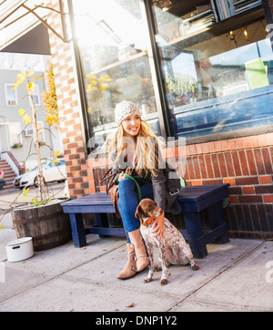 Stati Uniti d'America, la città di New York, Brooklyn, Williamsburg, ritratto di donna bionda con il cane Foto Stock