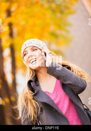 Stati Uniti d'America, la città di New York, Brooklyn, Williamsburg, ritratto di donna bionda tramite telefono cellulare Foto Stock