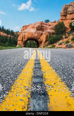 Stati Uniti d'America, Utah, Bryce Canyon Road passando sotto il tunnel naturale Foto Stock