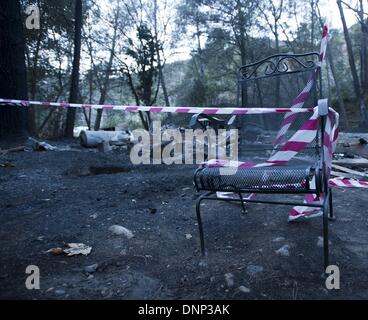 Trabuco Canyon, California, USA. Il 2 gennaio, 2014. Un prato di metallo sedia di fronte alla bruciata fondazione della cabina 9 lungo Trabuco Creek del Trabuco Canyon giovedì mattina a seguito di un incendio che ha distrutto due cabine mercoledì nightOrange contea fuoco competente i Vigili del fuoco hanno risposto a un 2 acri di vegetazione incendio che distrusse 2 cabine in Trabuco Canyon di mercoledì sera. Credito: ZUMA Press, Inc./Alamy Live News Foto Stock