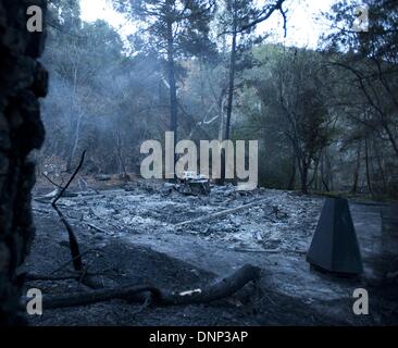 Trabuco Canyon, California, USA. Il 2 gennaio, 2014. I resti della cabina 9 si siede con soltanto la fondazione e alcuni bruciata apparecchi ancora fumanti mercoledì mattina. La cabina 9 bruciata durante il fuoco indiano del 1980 e fu rebuiltOrange contea fuoco competente i Vigili del fuoco hanno risposto a un 2 acri di vegetazione incendio che distrusse 2 cabine in Trabuco Canyon di mercoledì sera. Credito: ZUMA Press, Inc./Alamy Live News Foto Stock