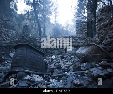 Trabuco Canyon, California, USA. Il 2 gennaio, 2014. Le braci erano ancora di fumare il giovedì mattina a cabin 10 lungo Trabuco Creek. La cabina, costruito nei primi anni Quaranta era sopravvissuto decine di incendi negli anni che si era diffuso attraverso la zona---una stufa a legna lungo con una vasca da bagno e altri elementi carbonizzati laici in seno alla fondazione di cabina 10 di mercoledì. Credito: ZUMA Press, Inc./Alamy Live News Foto Stock