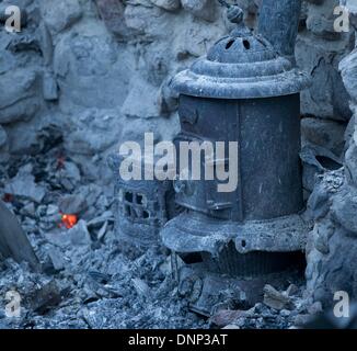 Trabuco Canyon, California, USA. Il 2 gennaio, 2014. Le braci erano ancora fumanti red hot giovedì mattina a cabin 10 lungo Trabuco Creek. La cabina, costruito nei primi anni Quaranta era sopravvissuto decine di incendi negli anni che si era diffuso attraverso la zona ma non poteva sfuggire fiamme di mercoledì sera. Credito: ZUMA Press, Inc./Alamy Live News Foto Stock