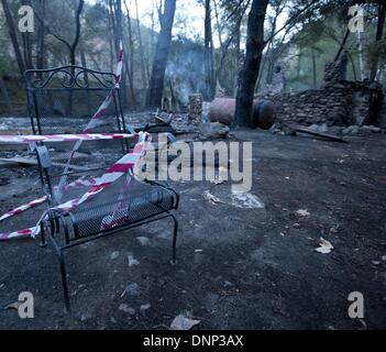 Trabuco Canyon, California, USA. Il 2 gennaio, 2014. Un metallo sdraio di fronte al bruciato a fondamento della cabina 9 lungo Trabuco Creek del Trabuco Canyon giovedì mattina a seguito di un incendio che ha distrutto due cabine mercoledì nightOrange contea fuoco competente i Vigili del fuoco hanno risposto a un 2 acri di vegetazione incendio che distrusse 2 cabine in Trabuco Canyon di mercoledì sera. Le cabine 10 e 9, che si trova vicino al punto in cui la Santa Jim Canyon Road si separa dal Trabuco Creek Road. Credito: ZUMA Press, Inc./Alamy Live News Foto Stock