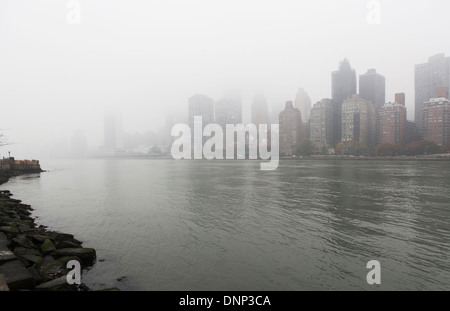 Stati Uniti d'America, nello Stato di New York, New York City, la vista della città sul fiume Foto Stock