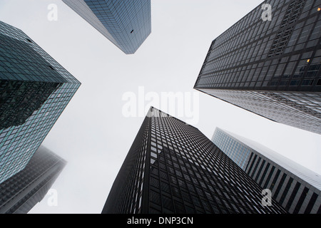 Stati Uniti d'America, nello Stato di New York, New York City, facciata di moderni edifici per uffici Foto Stock