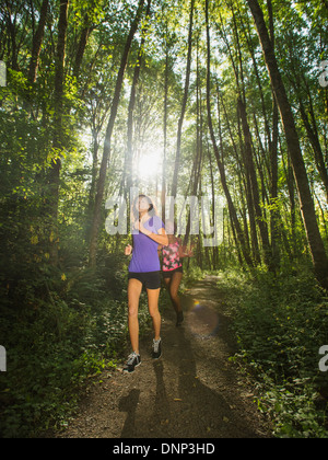 Stati Uniti d'America, Oregon, Portland, due giovani donne a fare jogging nel bosco Foto Stock