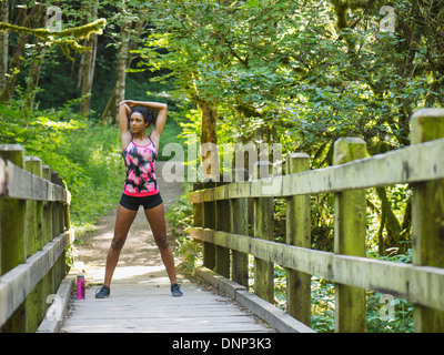 Stati Uniti d'America, Oregon, Portland, giovani donne lo stiramento su passerella Foto Stock