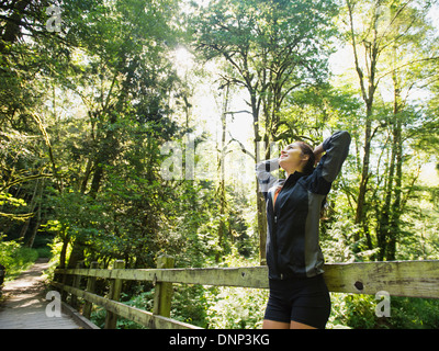 Stati Uniti d'America, Oregon, Portland, Ritratto di giovane donna riposo dopo esercizio Foto Stock