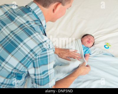 Incarto padre figlio neonato (0-11 mesi) in coperta Foto Stock