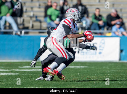 Dallas, Texas, Stati Uniti d'America. 1 gennaio 2014: .UNLV ribelli wide receiver Marcus Sullivan (18) Si ritiene che le catture di un pass per un primo verso il basso durante il 2014 cuore di Dallas ciotola partita di calcio tra l'Università di Las Vegas Nevada ribelli e il nord Texas significa aquile verde al Cotton Bowl Stadium di Dallas, Texas. . Credito: Cal Sport Media/Alamy Live News Foto Stock