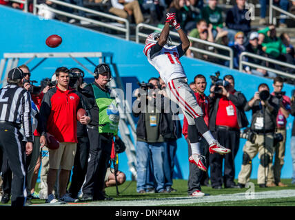 Dallas, Texas, Stati Uniti d'America. 1 gennaio 2014: .UNLV ribelli wide receiver Marcus Sullivan (18) tenta di tirare giù un passa alto durante il 2014 cuore di Dallas ciotola partita di calcio tra l'Università di Las Vegas Nevada ribelli e il nord Texas significa aquile verde al Cotton Bowl Stadium di Dallas, Texas. . Credito: Cal Sport Media/Alamy Live News Foto Stock