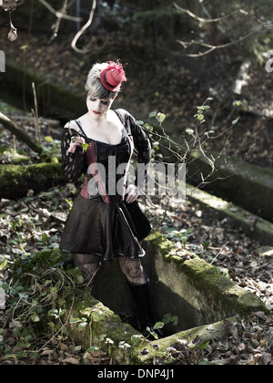 Giovane donna indossa abbigliamento steampunk, in stile Vittoriano Foto  stock - Alamy