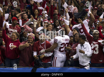 New Orleans, Louisiana, Stati Uniti d'America. 3 gennaio, 2014. Gennaio 03, 2014: Oklahoma giocatori linebacker Frank Shannon (20) e difensivo fine Rashod favorisce (29) celebrare con ventole dopo NCAA Football azione di gioco tra l'Oklahoma Sooners e Alabama Crimson Tide al Mercedes-Benz Superdome di New Orleans, in Louisiana. Oklahoma sconfitto Alabama 45-31. Credito: csm/Alamy Live News Foto Stock