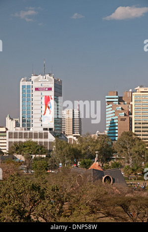 Nairobi skyline della città con più piani edificio Barclays drappeggiati con enormi Qatar Airways Pubblicità da Nairobi Serena Hotel Foto Stock