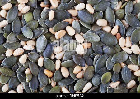 Heathy mix di semi di zucca e pinoli, cibo sfondo. Foto Stock