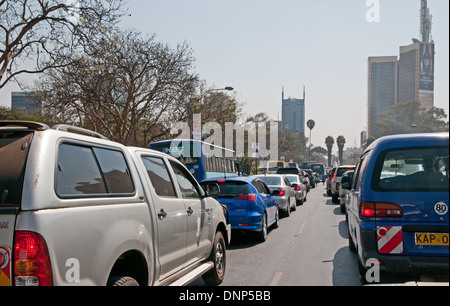 Mattinata pesante traffico su Kenyatta Avenue Nairobi Kenya con Post Office la sommità della torre giusto traffico NAIROBI KENYA Foto Stock