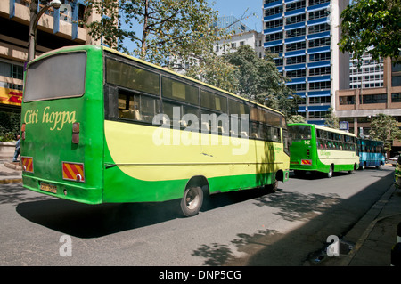 Due verdi Citi Hoppa Bus e blue KBS Kenya Bus Bus di servizio su Simba Street nel centro di Nairobi Kenya Foto Stock