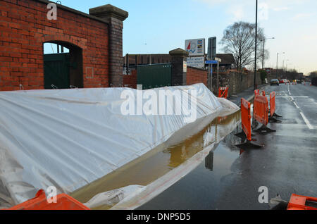 Bristol, Regno Unito. Il 3° gennaio 2014. Barriere antiesondazione impostato durante la notte trattenuto il fiume che esplode la sua banca. Case e il Mar Baltico wharf centro per il tempo libero sono stati salvati su cumberland rd in Bristol. È la prima volta che questi ostacoli sono stati utilizzati e secondo come riferito ha proprietà salvate da danni da la risalita di acqua. Robert Timoney/AlamyLiveNews. Foto Stock