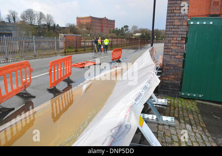 Bristol, Regno Unito. Il 3° gennaio 2014. Barriere antiesondazione impostato durante la notte trattenuto il fiume che esplode la sua banca. Case e il Mar Baltico wharf centro per il tempo libero sono stati salvati su cumberland rd in Bristol. È la prima volta che questi ostacoli sono stati utilizzati e secondo come riferito ha proprietà salvate da danni da la risalita di acqua. Robert Timoney/AlamyLiveNews. Foto Stock