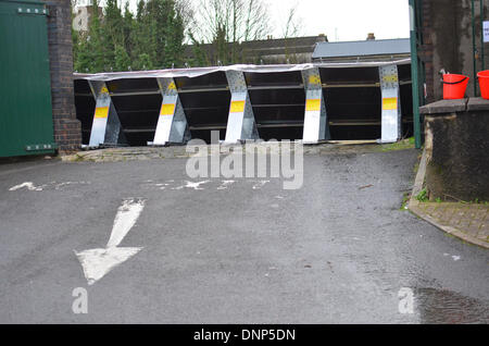 Bristol, Regno Unito. Il 3° gennaio 2014. Barriere antiesondazione impostato durante la notte trattenuto il fiume che esplode la sua banca. Case e il Mar Baltico wharf centro per il tempo libero sono stati salvati su cumberland rd in Bristol. È la prima volta che questi ostacoli sono stati utilizzati e secondo come riferito ha proprietà salvate da danni da la risalita di acqua. Robert Timoney/AlamyLiveNews. Foto Stock