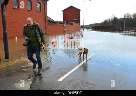 Bristol, Regno Unito. Il 3° gennaio 2014. Barriere antiesondazione impostato durante la notte trattenuto il fiume che esplode la sua banca. Case e il Mar Baltico wharf centro per il tempo libero sono stati salvati su cumberland rd in Bristol. È la prima volta che questi ostacoli sono stati utilizzati e secondo come riferito ha proprietà salvate da danni da la risalita di acqua. Robert Timoney/AlamyLiveNews. Foto Stock