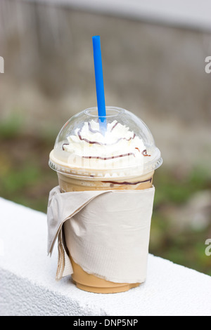 Il cappuccino con la panna e lo sciroppo al cioccolato topping. Foto Stock