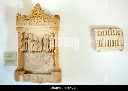 Grecia DODECANNESO, Kastellorizo, isola-museo in una ex moschea ottomana, romana stele sepolcrale ed un rilievo lycian a destra Foto Stock