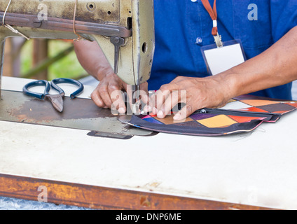 Lavorazione su misura su un vintage macchina da cucire. Foto Stock