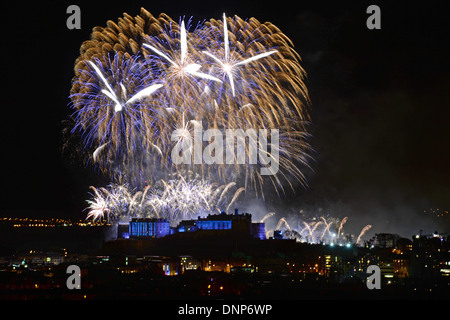 Edimburgo di fuochi d'artificio sopra il castello herald nel nuovo anno 2014 come visto dal Blackford Hill Foto Stock