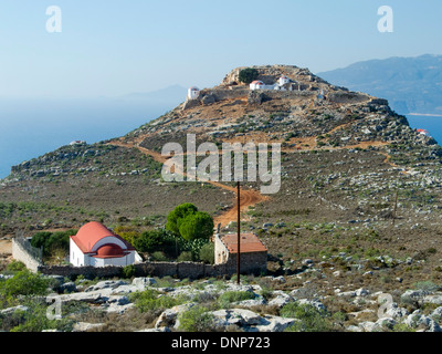 Griechenland, Kastellorizo, Paleokastro ( die alte Burg ) auf einem 145 m hohen Felsplateau, vorne das Kloster Aghios Panteleimonas Foto Stock