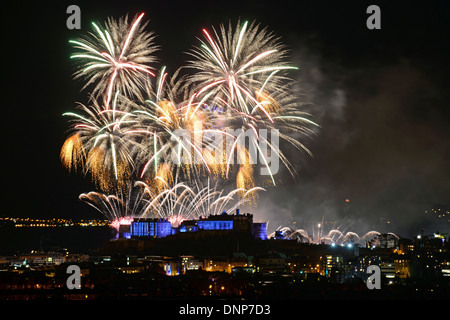 Fuochi d'artificio sopra il castello di Edimburgo in Scozia Herald nel nuovo anno 2014 come visto dal Hiil Blackford nel sud della città. Foto Stock