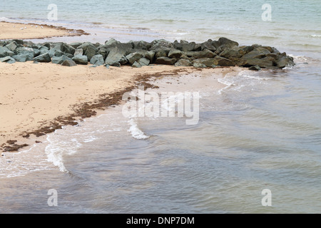 Rocce sulla spiaggia sabbiosa Foto Stock