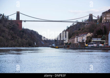 Bristol, Regno Unito. Il 3° gennaio 2014. Il ponte sospeso di Brunel si è visto su un rigonfiamento a livello fiume Avon a Bristol seguenti alte maree e heavy rain. 3 gennaio 2014 Credit: Adam Gasson/Alamy Live News Foto Stock